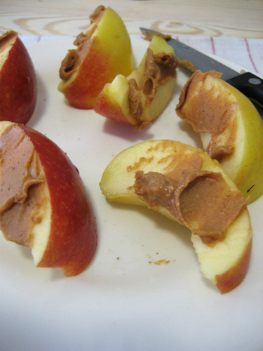 Apple with Peanut Butter or Cinnamon Apple of Daisy Figueredo - Recipefy