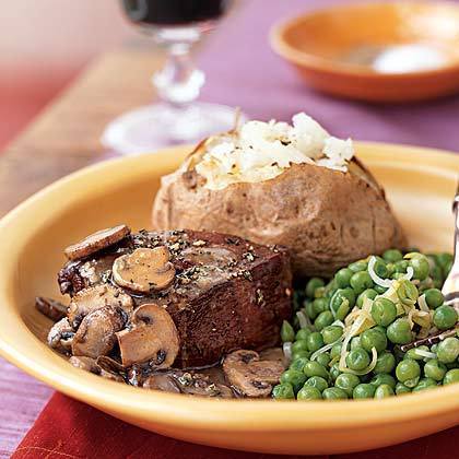 Fresh Herb-Coated Beef Tenderloin Steaks with Mushroom Gravy de Shel - Recipefy