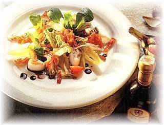 Foglie d'insalata con calamaretti, prosciutto crudo croccante e aceto balsamico  de Max Food Senses - Recipefy