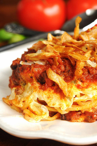 Layered spaghetti casserole topped with french fried onions de Lisa Evanoff - Recipefy