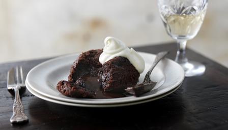 Gooey chocolate fondant puddings di Alexandra Cowlishaw - Recipefy