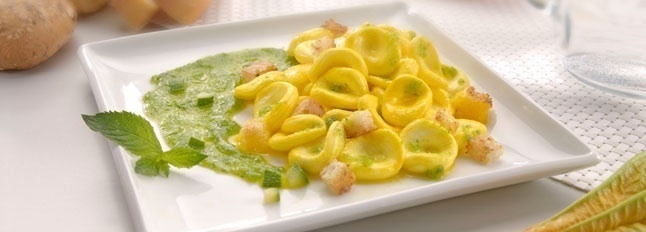 Orecchiette di Mozzarella allo zafferano, pesto di zucchine e menta of Giorgia - Recipefy