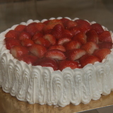 3961675549_http-upload-wikimedia-org-wikipedia-commons-9-9f-tarta_de_fresas_-_riofrio-jpg%7d