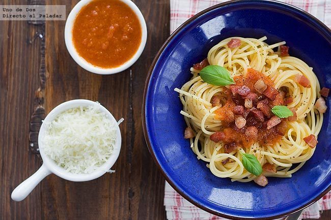 Espaguetis con panceta y salsa de tomate casera de Angel Romero - Recipefy