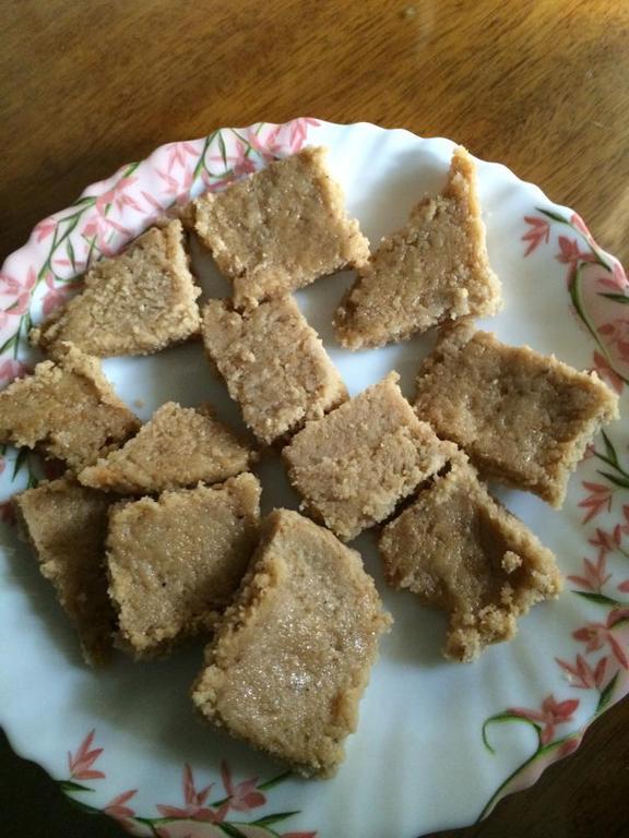 Khobryachi wadi (Coconut barfi) de Uday - Recipefy