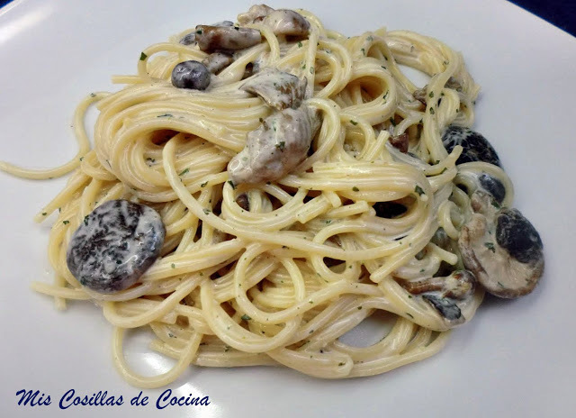 Espaguetis con crema y hongos de Brenda Paola - Recipefy