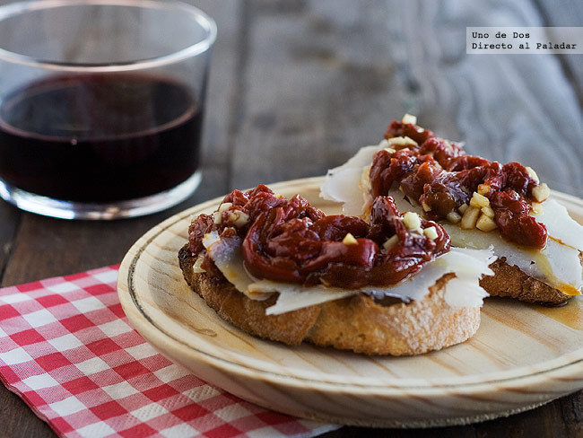 Tostas de ensalada de pimientos con queso de Angel Romero - Recipefy