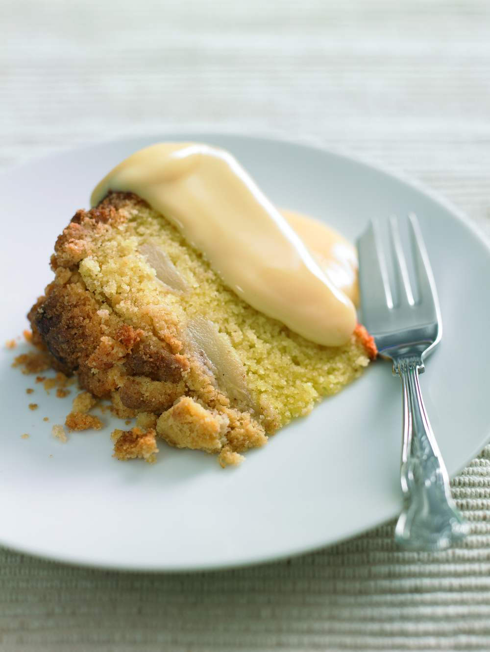 Canned Food UK's Cinnamon, Apple and Pear Crumble Cake with Custard di Emma Hall - Recipefy