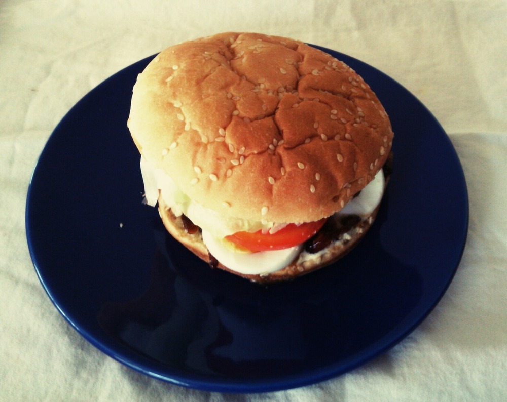 PANINO CON TONNO UOVA CIPOLLE CARAMELLATE E SALSA DI CAPPERI de emanuela - Recipefy