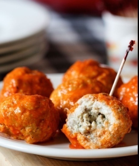 Blue Cheese Stuffed Buffalo Chicken Meatballs de Karyn Johnson - Recipefy