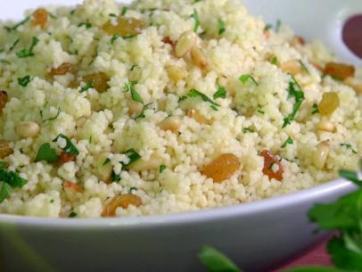 Herbed Couscous with Golden Raisins & Pine Nuts de Sara Meyer - Recipefy