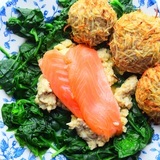 Smoked-salmon-scrambled-egg-with-healthy-hash-browns